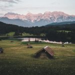 Dlaczego warto kupować działki w górach?